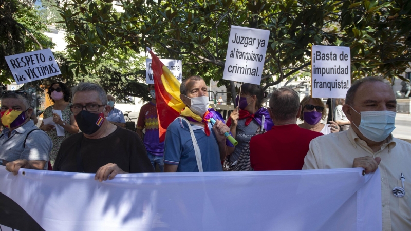 18/07/2021 Concentración frente al Congreso para exigir una Ley de Memoria contra la impunidad del Franquismo