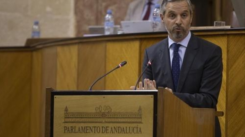 El consejero de Hacienda, Juan Bravo, durante su comparecencia en la primera jornada del Pleno del Parlamento andaluz. A 13 de octubre de 2021, en Sevilla (Andalucía, España).
