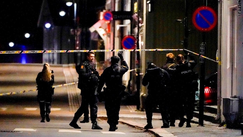 La Policía noruega investigando la zona en la que ha tenido lugar el ataque.