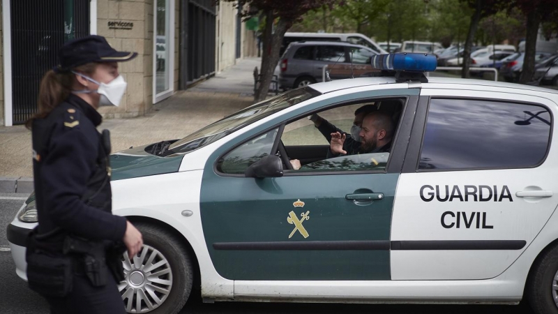 Un vehículo de la Guardia Civil pasa junto a un control de la Policía Nacional en Pamplona, durante el estado de alarma. E.P./Eduardo Sanz