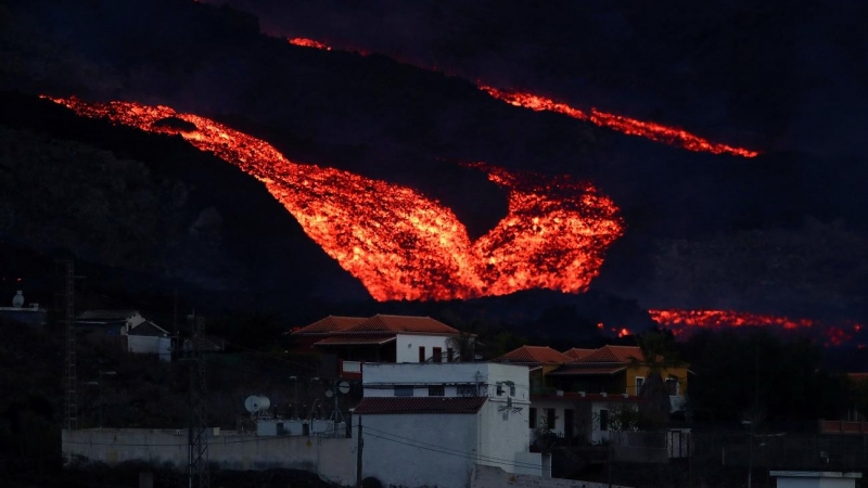 13/10/2021 -. Imagen del avance de la colada de lava en La Palma este miércoles 13 de octubre de 2021.