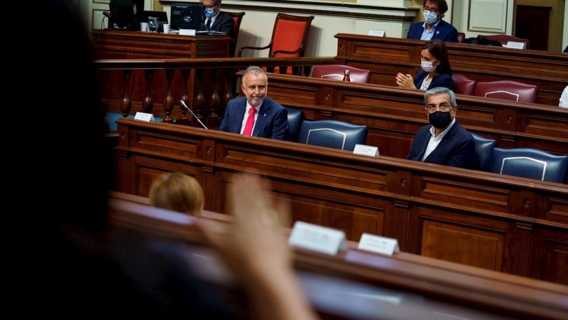 14/10/2021.- El presidente de Canarias, Ángel Víctor Torres (i), recibe los aplausos de la Cámara Regional, tras su intervención sobre la crisis volcánica en la que se encuentra la isla de La Palma.