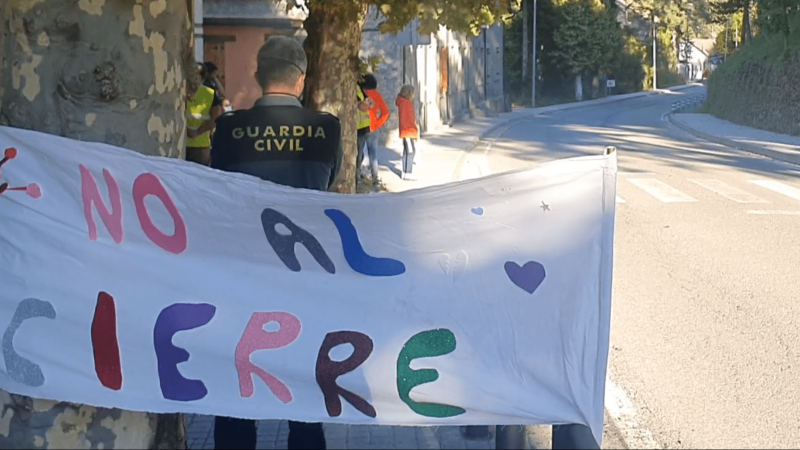 La plataforma vecinal ha buscado inspiración en los chalecos amarillos y en lugar de cortar el tráfico, cruzan el paso cebra.