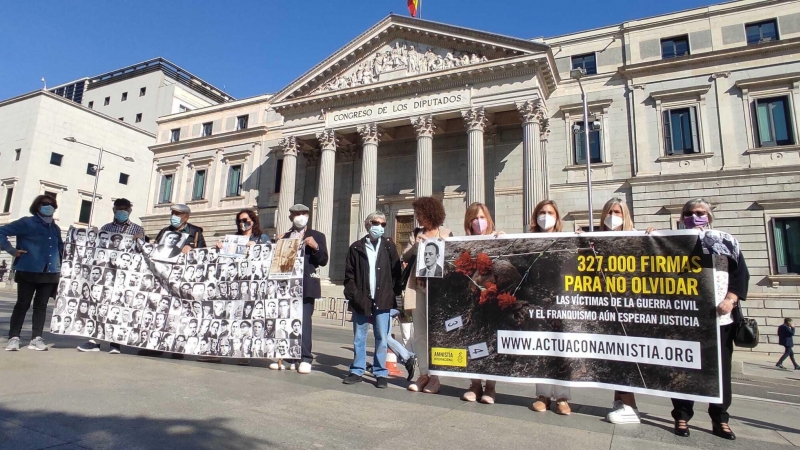 Amnistía Internacional y familiares de represaliados por el franquismo frente al Congreso de los Diputados, en Madrid, 14 de octubre de 2021.