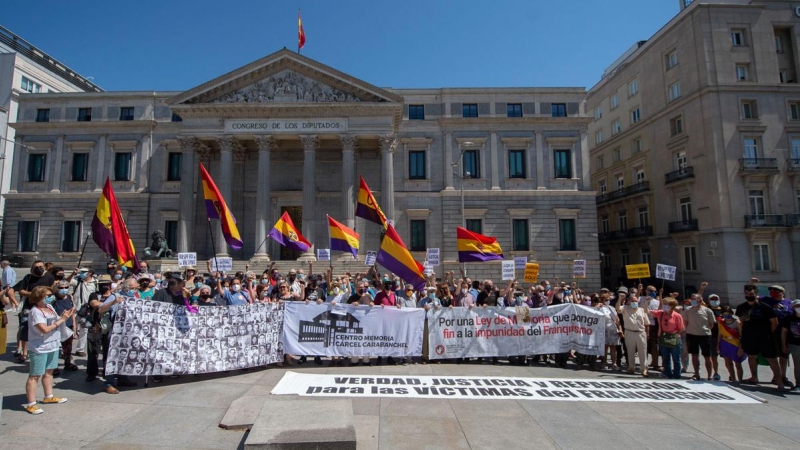 18/07/2021.- Varias decenas de personas participan en una concentración contra la impunidad del franquismo frente a las puertas del Congreso. Alberto Ortega / Europa Press