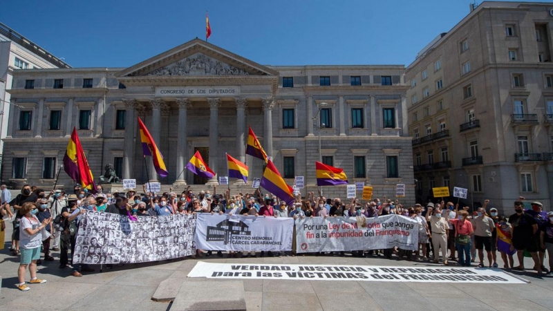 18/07/2021.- Varias decenas de personas participan en una concentración contra la impunidad del franquismo frente a las puertas del Congreso. Alberto Ortega / Europa Press