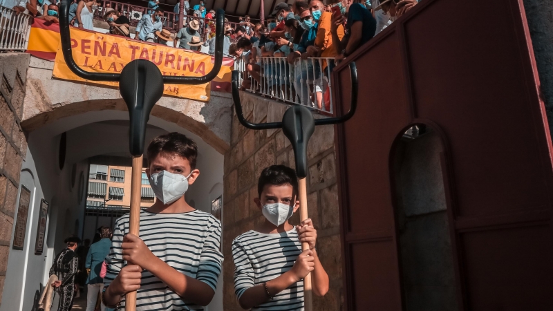 Foto de archivo. Dos niños en la plaza de toros antes del comienzo del festival de tauromaquia de Málaga.