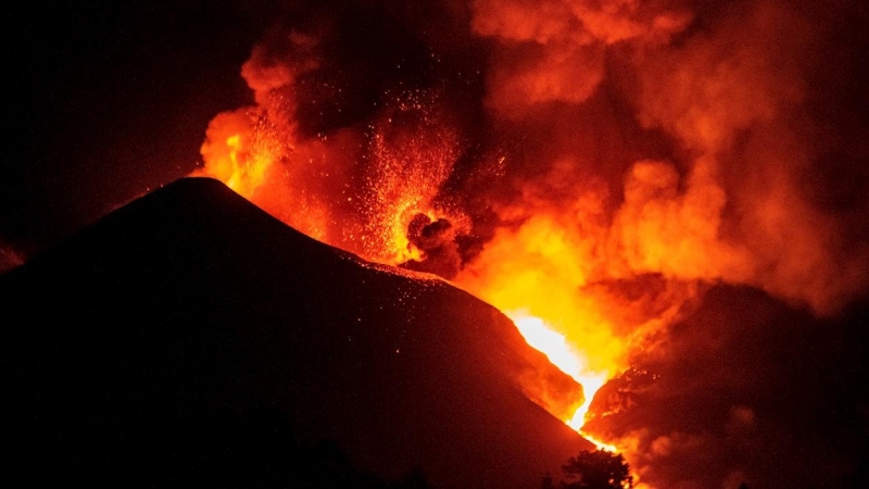El volcán de La Palma continúa su actividad emitiendo lava que han formado nuevas coladas afectando a nuevas zonas a su paso en la madrugada del jueves.