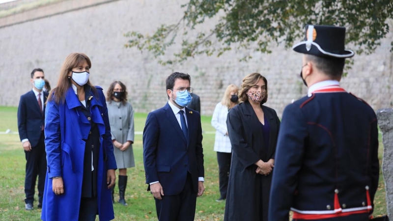 El president Pere Aragonès acompanyat de Laura Borràs i Ada Colau en l'ofrena a Companys al castell de Montjuïc.