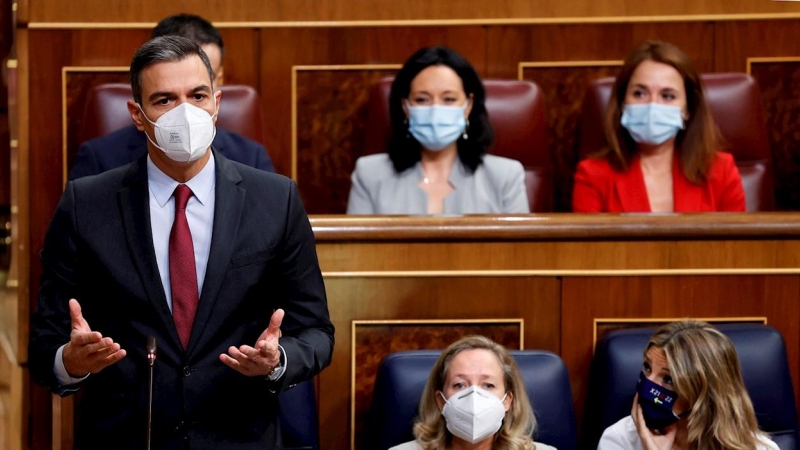 13/10/2021.- El presidente del Gobierno, Pedro Sánchez, responde durante la sesión de control al Gobierno celebrada este miércoles en el Congreso de los Diputados. EFE/Chema Moya