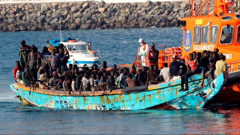 El buque de Salvamento Marítimo Salvamar Macondo ha rescatado este jueves a 200 varones, algunos de ellos menores, en un cayuco a 14 millas al oeste de Gran Canaria y los ha trasladado al muelle de Arguineguín donde han sido atendidos por personal de Cruz