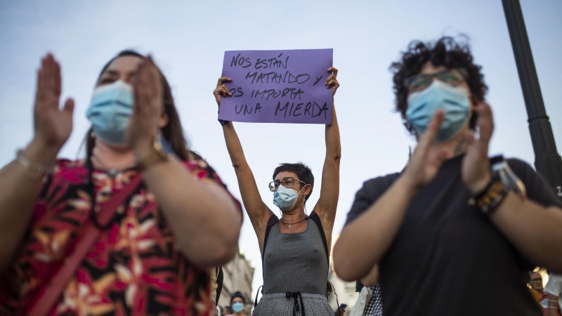 Una mujer sostiene un cartel junto a otros asistentes a una concentración para exigir “El Pacto de Estado Contra la Violencia de Género”, a 6 de agosto de 2021, en la Puerta del Sol, Madrid, (España).