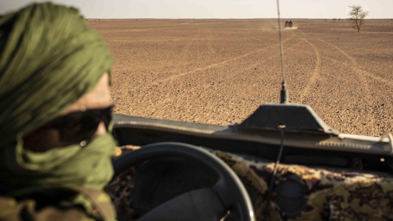 Una unidad militar saharaui avanza en todoterreno hacia la zona del Mahbes, al norte de los territorios saharauis controlados por el Frete Polisario.