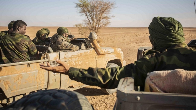 Varias unidades militares saharuis conversan de camino a la zona de conflicto con Marruecos.