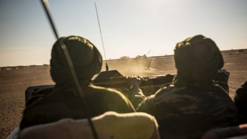 Una antigua unidad antiaérea saharui se desplaza antes de realizar un ataque a la zona norte del muro marroquí.