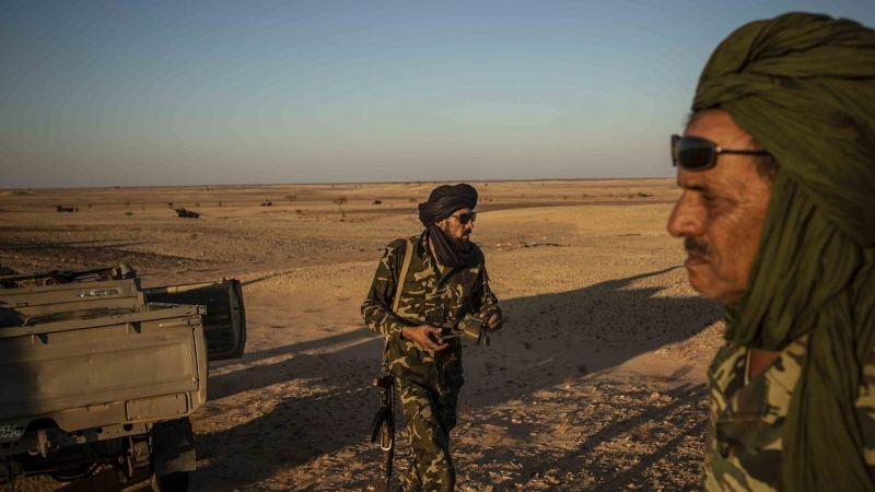 Dos soldados saharuis observan el terreno desde que el atacarán con misiles una antena de geolocalización en el muro marroquí.