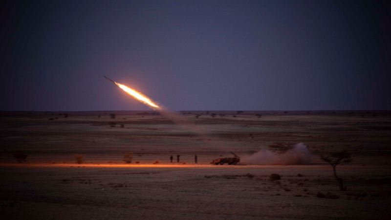 Soldados saharauis lanzan un cohete de 120 mm contra una base militar marroquí en el muro que divide el Sáhara Occidental, el 15 de octubre de 2021.