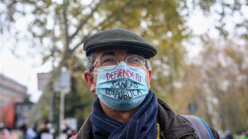 Un hombre lleva una mascarilla donde se lee 'defiende tu sanidad 100% pública' durante una manifestación de la Marea Blanca en Madrid, a 29 de noviembre de 2020.