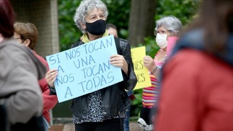 Varias personas participan en una concentración contra los abusos sexuales de un masajista de Larratxo a tres adolescentes, a 29 de mayo de 2021, en San Sebastián, Euskadi.