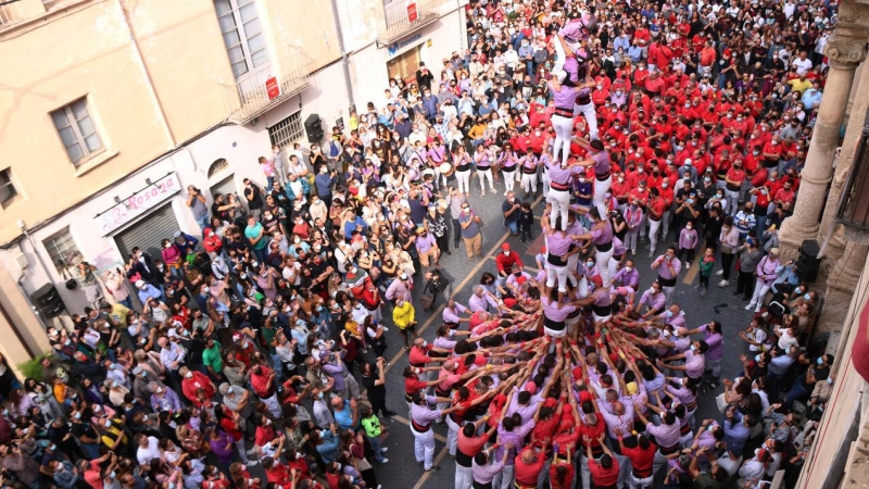 Els castellers de la colla Jove dels Xiquets de Tarragona carregant el 3 de 7 amb agulla, en la primera ronda de la diada castellera de Santa Teresa del Vendrell.