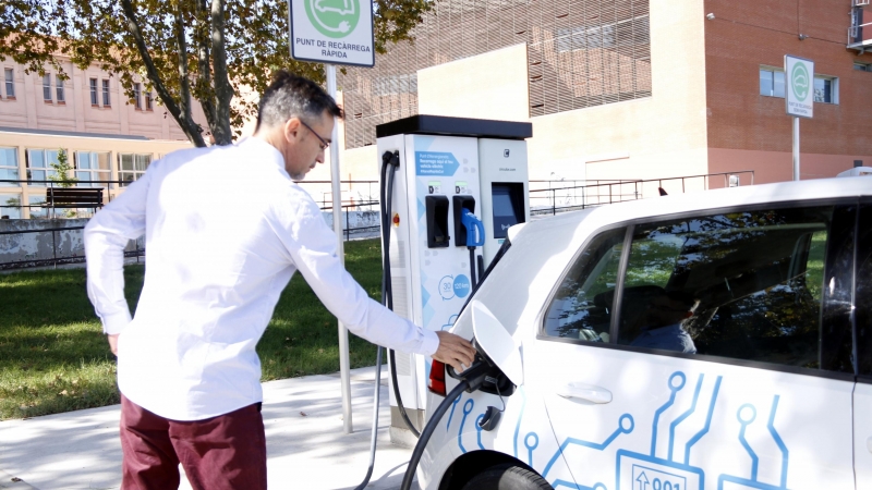 Un punt de recàrrega d'un cotxe elèctric a l'empresa Circontrol de Santa Perpètua de la Mogoda.