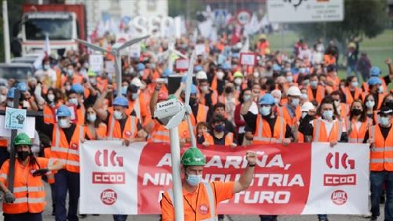 Varios cientos de personas participan en una manifestación por el futuro industrial de A Mariña, a 17 de octubre de 2021, en Viveiro, Lugo (Galicia).