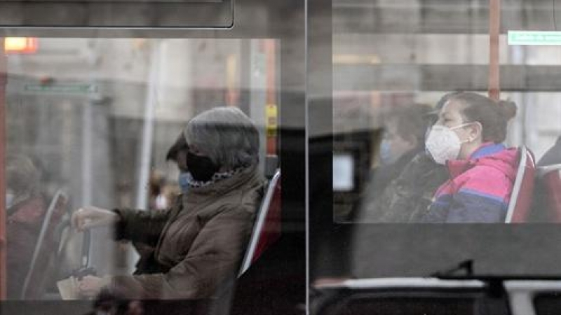 Personas con mascarilla en un autobús en Burgos, Castilla y León, a 21 de octubre de 2020.