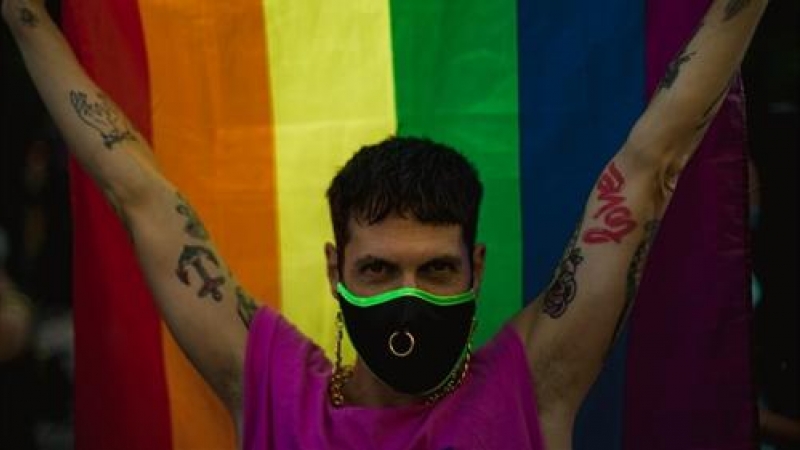 Un miembro de la comunidad LGBT participa en una protesta contra la homofobia y la transfobia el pasado 22 de julio de 2021 en Barcelona.