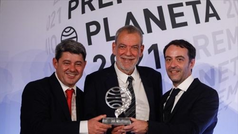 La esritora Carmen Mola, seudónimo de los escritores Jorge Díaz, Agustín Martínez y Antonio Mercero, ganadora de la 70ª edición del Premio Planeta de Novela, ofrece una rueda de prensa tras la ceremonia de entrega, en el Museu Nacional d'Art de Catalunya,