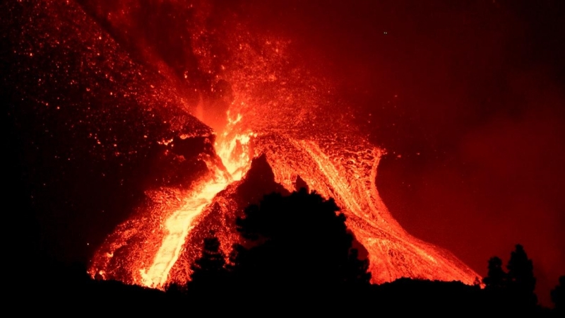 Imagen del volcán Cumbre Vieja visto desde la localidad de El Paso, en La Palma, este domingo.