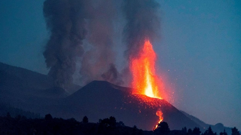 Imagen del volcán Cumbre Vieja visto desde la localidad de El Paso, en La Palma, este domingo.