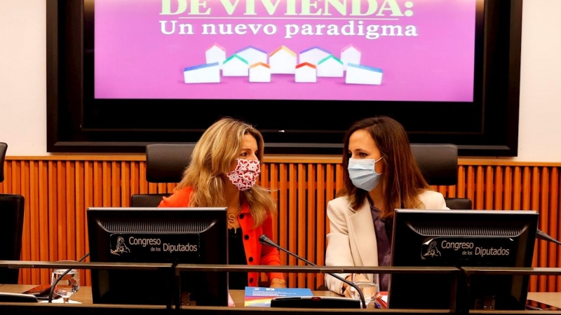 18/10/2021.- La ministra de Derechos Sociales y Agenda 2030, Ione Belarra (d) y la vicepresidenta segunda y ministra de Trabajo y Economía Social , Yolanda Díaz (i) en la sala Campoamor durante las jornadas sobre Ley Estatal de vivienda celebradas este lu