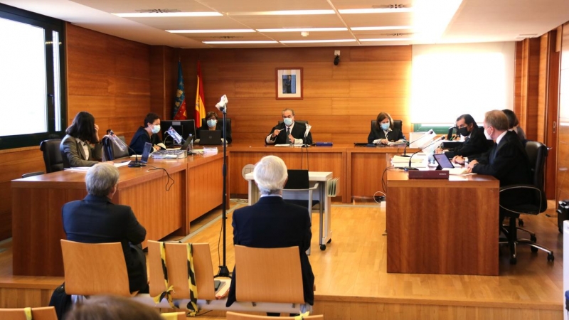 L'expresident d'Escal UGS, Recaredo del Potro (dreta) i l'exconseller delegat, José Luis Martínez Dalmau (esquerra), asseguts al banc dels acusats en la primera jornada del judici del Castor.