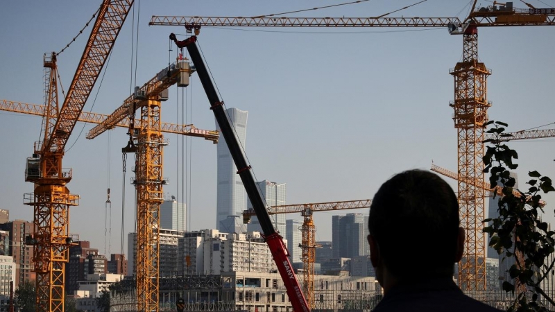 Grúas frente al 'skyline' del distrito financiero de Pekín (CBD, según sus siglas en inglés). REUTERS/Thomas Peter