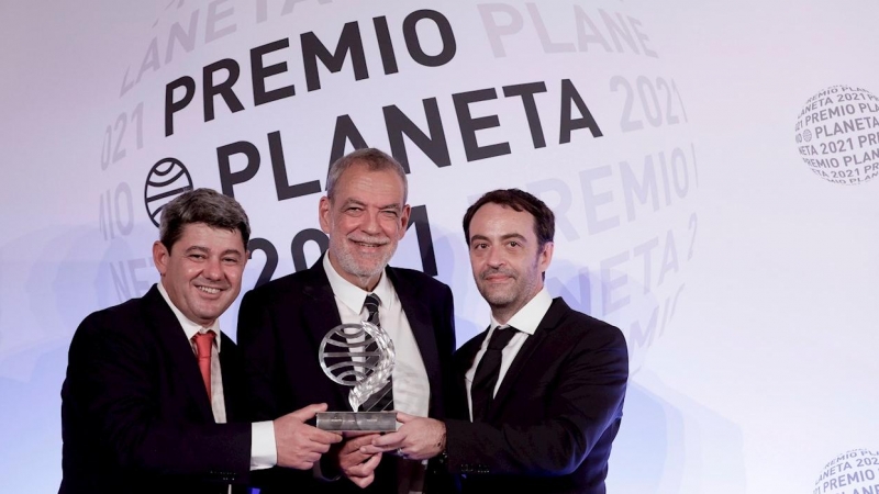 Los guionistas y escritores Antonio Mercero, Jorge Díaz y Agustín Martínez, autores de la novela 'La Bestia', tras recibir el Premio Planeta de Novela.