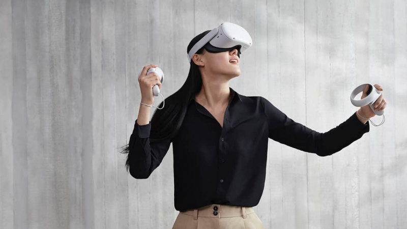 Imagen de una mujer con las gafas de realidad virtual Oculus Quest 2.