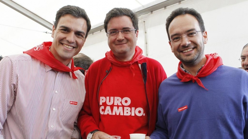 Pedro Sánchez, Óscar López y Antonio Hernando