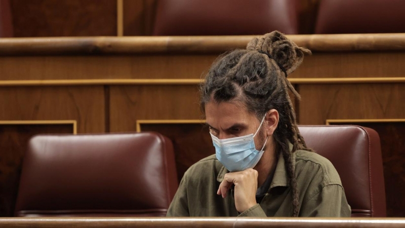 El diputado de Unidas Podemos Alberto Rodríguez, en siu escaño en una sesión plenaria en el Congreso de los Diputados. E.P./Eduardo Parra