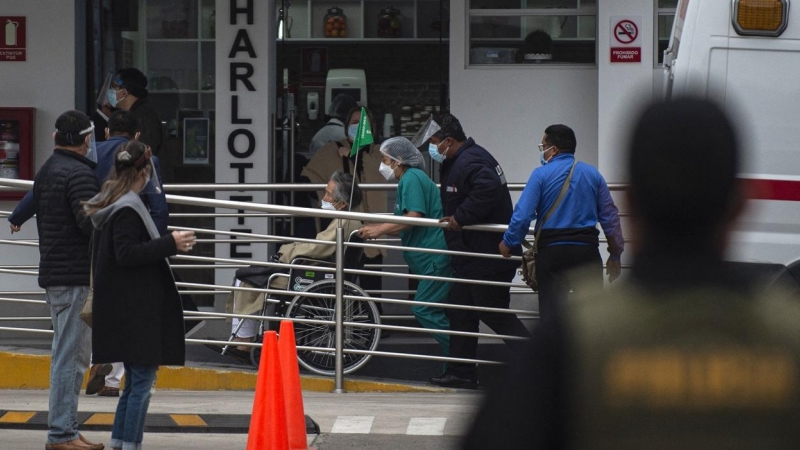 Unos sanitarios trasladan al expresidente peruano Alberto Fujimori a una clínica en Lima, el pasado 4 de octubre. AFP/Ernesto BENAVIDES
