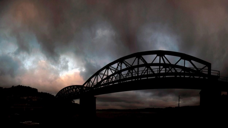 El puente del ferrocarril que une los concellos de Pontedeume y Cabanas.