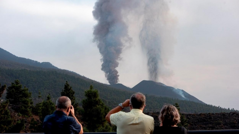 El volcán de Cumbre Vieja expulsando grandes cantidades de cenizas este lunes.