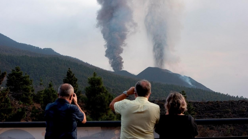 El volcán de Cumbre Vieja expulsando grandes cantidades de cenizas este lunes.