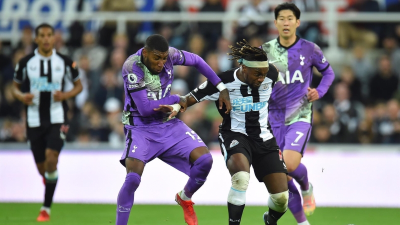 Dos futbolistas luchan por un balón en el partido entre el Tottenham y el Newcastle de la Premier League este domingo 17 de octubre de 2021.