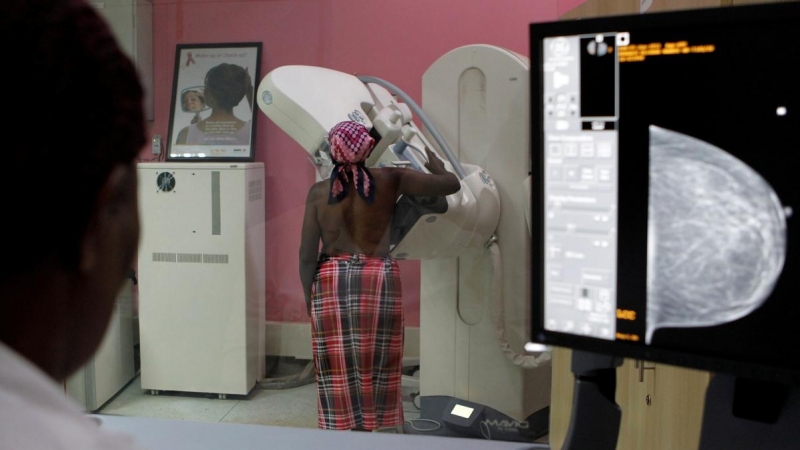 Una mujer haciéndose una mamografía preventiva en un Hospital en Nairobi.