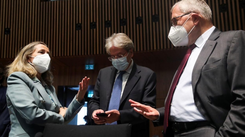 El comisario de Economía de la UE, Paolo Gentiloni (c), con la ministra de Asuntos Económicos, Nadia Calviño (i) y el director general del Mecanismo Europeo de Estabilidad (el fondo de rescate), Klaus Regling, en una reciente reunión de los ministros de F