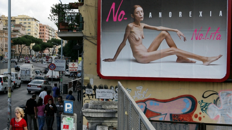 Imagen del 26 de septiembre de 2007 en Roma de una campaña publicitaria italiana protagonizada por la actriz francesa Isabelle Caro, que sufría de anorexia, fotografiada por Oliviero Toscani.