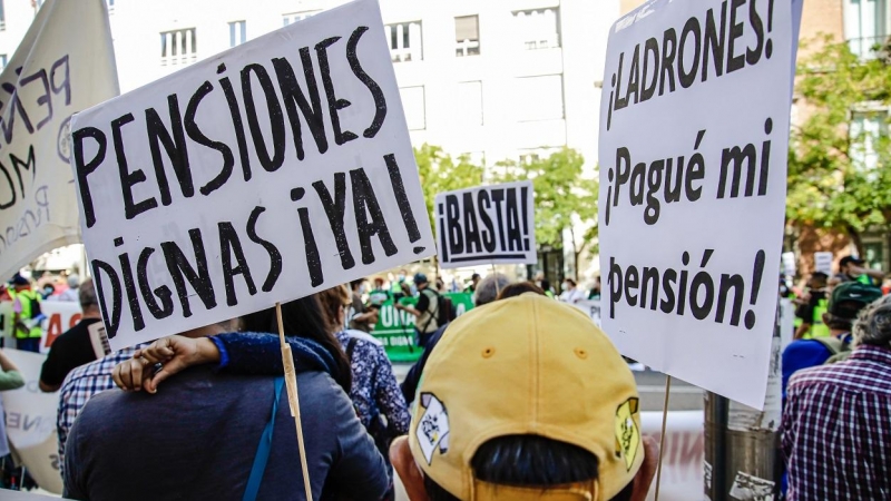 Participantes en una manifestación en favor de las pensiones contra el recorte en el presupuesto de las pensiones en Madrid. E.P./Carlos Luján