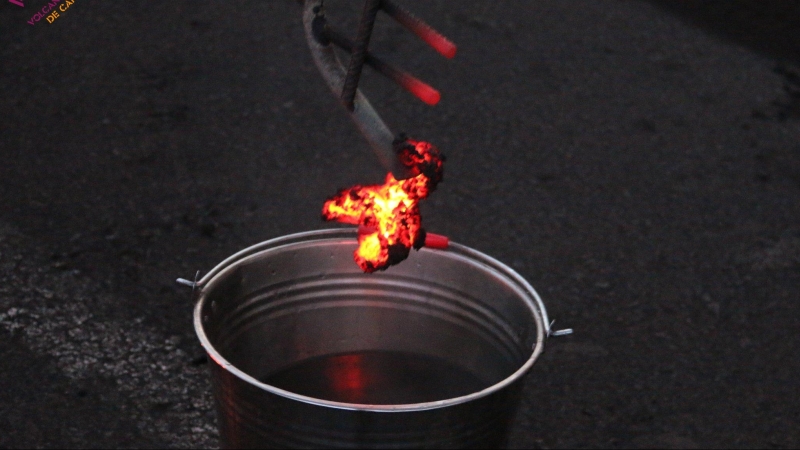 Muestreo de lava fresca para estudios petrológicos.