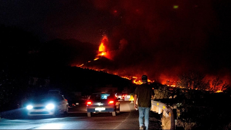 Las coladas del volcán de Cumbre Vieja se han adentrado en la noche del martes en el barrio de La Laguna.