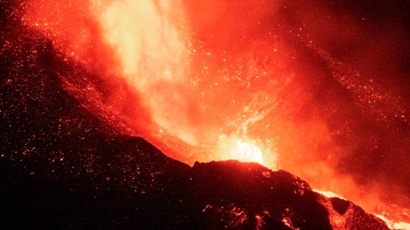 Vista de una de las bocas del volcán.